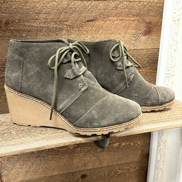 TOMS Desert Crepe wedge Ankle Boots Booties Tarmac Olive Suede Size 8.5 - Picture 2 of 7